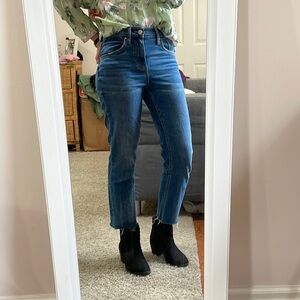 Hi-Rise Straight Crop Bella Black Daisy Frayed Jeans